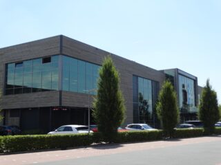 Project in de spotlight: Een enorme metamorfose voor @intratuinmaastricht

De Intratuin in Maastricht is de afgelopen periode gigantisch verbouwd en het resultaat mag er zeker zijn! 🤩

Breddels architecten heeft het bestaande gebouw intern maar ook extern compleet onder handen genomen. Grotendeels door het gebruik van houten gevels van 100% PEFC Western Red Cedar No.2 Clear and Better. Alles is uitgevoerd in diverse breedtes met bezaagde zichtzijde en afgewerkt met een natuurlijke vergrijzer, glas en veel groen. Ook is een gedeelte van de nieuwe gevel uitgevoerd met Western Red Cedar, wat weer gedemonteerd is uit de vorige situatie. Een mooie stukje hergebruikt dus. ♻

Een duurzame uitwerking en een prachtig resultaat voor het gehele gebouw.

Materiaal: Western Red Cedar No.2 Clear and Better incl. bewerkingen
Fotografie: Gras Wood Wide

#GrasWoodWide #ClearandBetter #DuurzaamBouwen #Nederland #InnovatieInArchitectuur #Milieuvriendelijk #Gevelbekleding #Architectuur #Bouwprojecten #TopKwaliteit #Intratuin #Maastricht #Westernredcedar