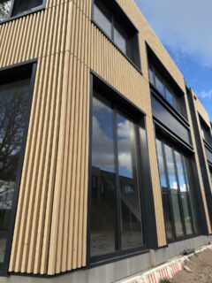 In proces! Yellow Cedar lamellen als deel van de gevelbekleding voor dit project! De eenzijdige lengten zijn gevingerlast en geschilderd 🌲…

#yellowcedar 
#canadiantimberframes 
#architects 
#houtengevels